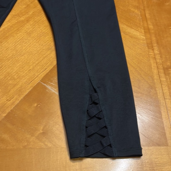 Women’s JustFab Active capri legging black medium exposed hem - Picture 5 of 8